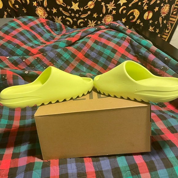 These are Neon Yellow Yeezy Slides in a size 10 worn a few times still clean - Picture 3 of 4